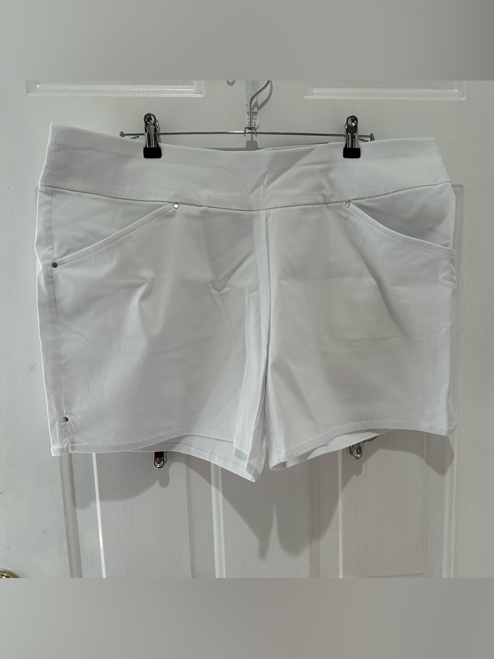 White Women’s INC Stretch Pull-On Shorts 18 Misses NWT